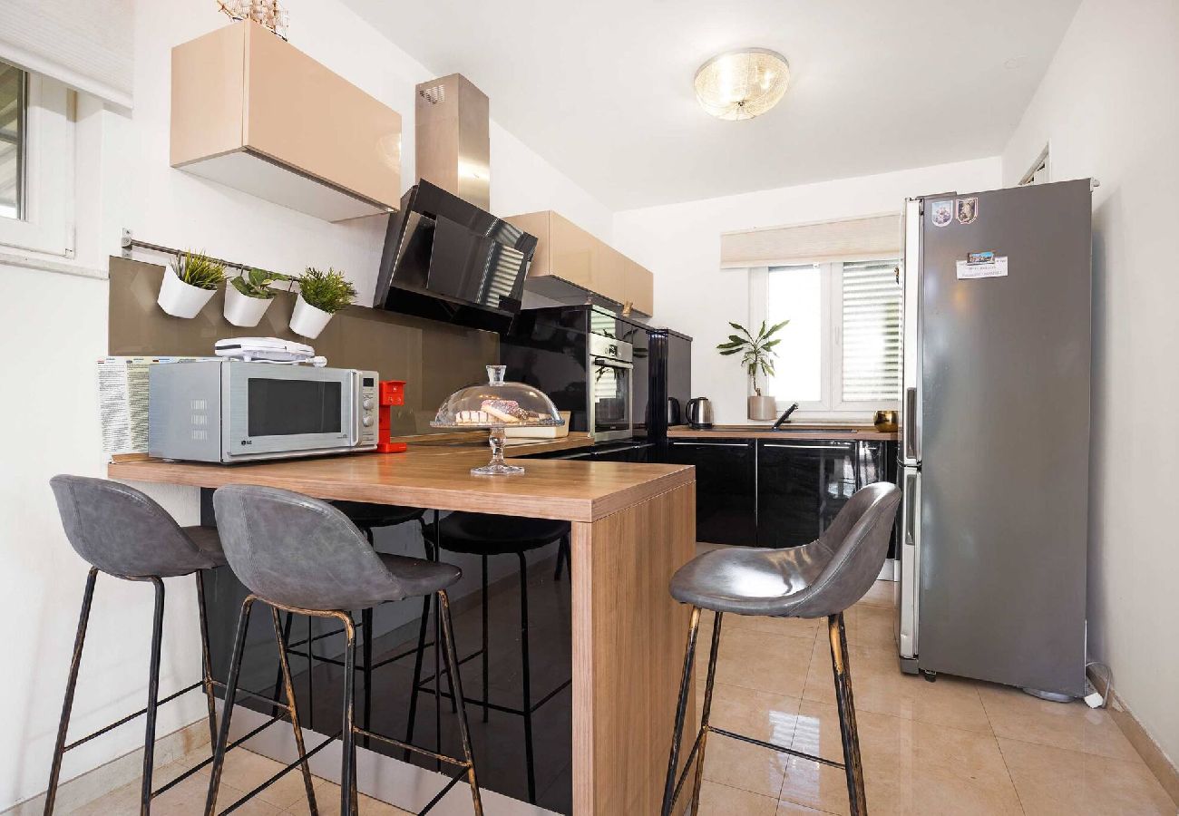 Ferienwohnung in Šibenik-Brodarica - Ferienhaus Roko&Iva - Haus mit drei Schlafzimmern und Meerblick