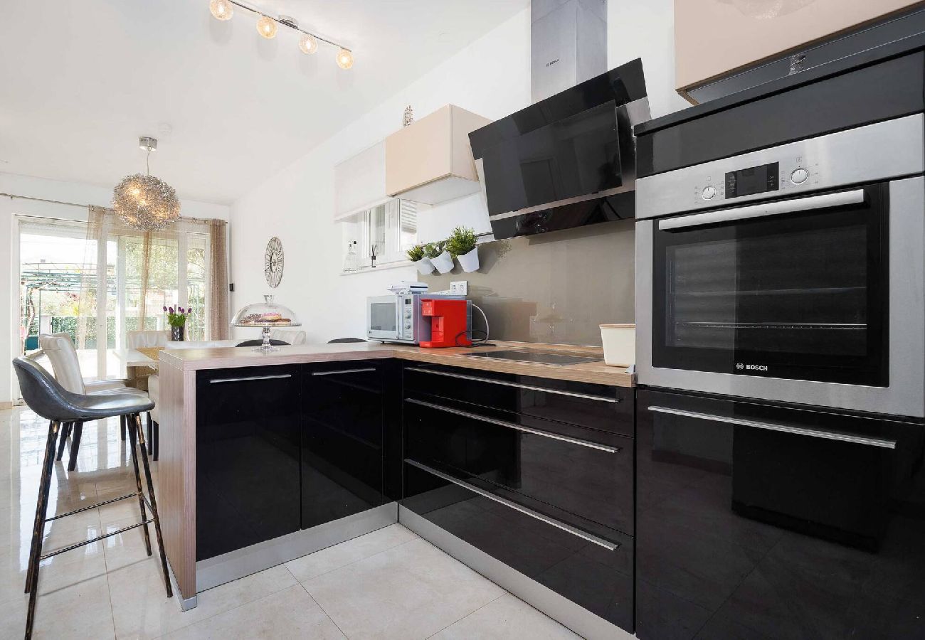 Ferienwohnung in Šibenik-Brodarica - Ferienhaus Roko&Iva - Haus mit drei Schlafzimmern und Meerblick