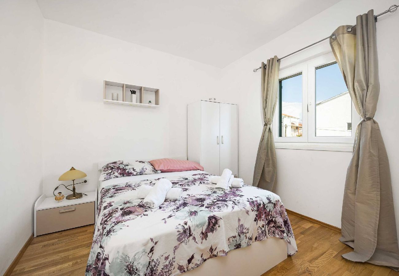 Ferienwohnung in Šibenik-Brodarica - Ferienhaus Roko&Iva - Haus mit drei Schlafzimmern und Meerblick
