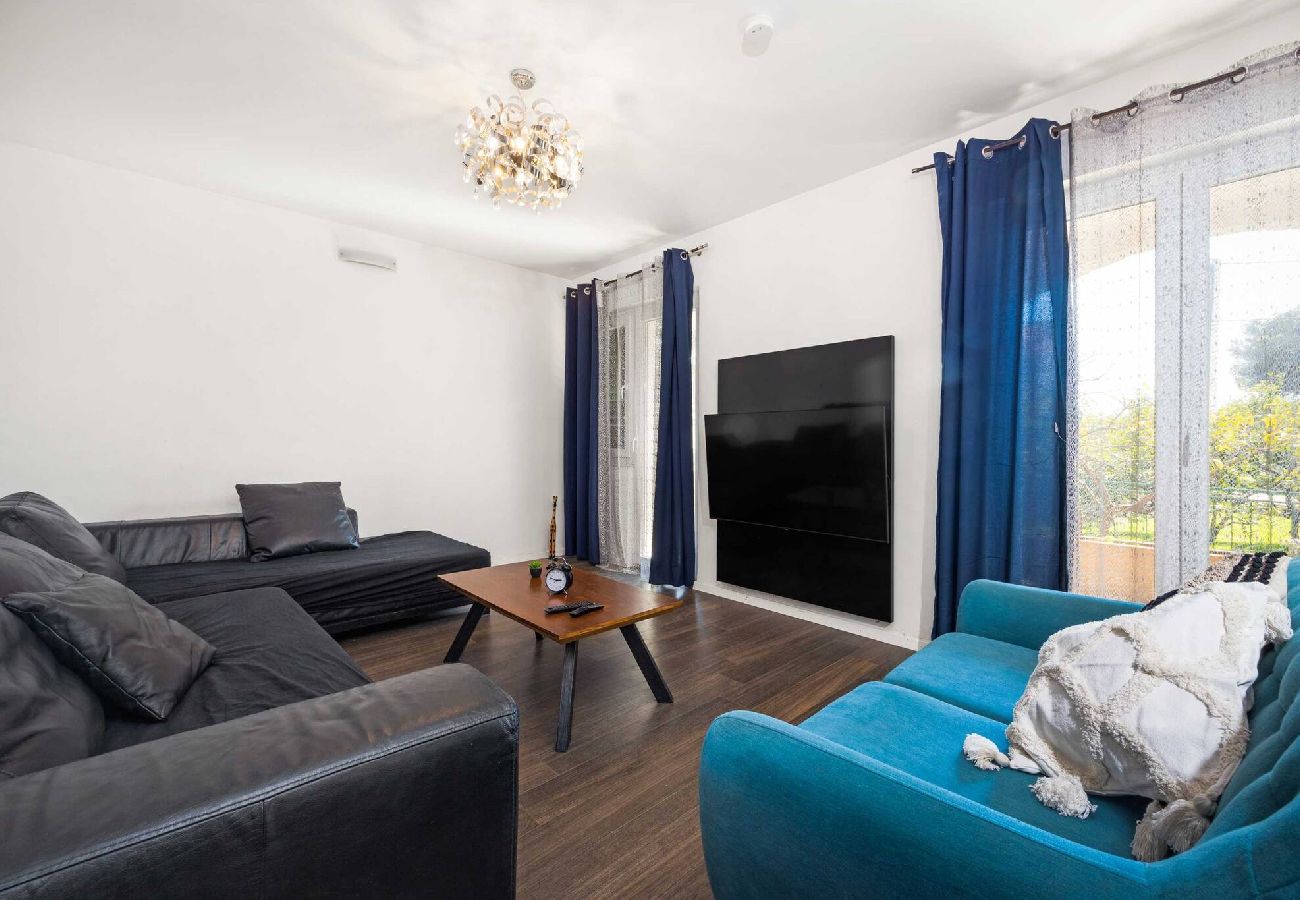 Ferienwohnung in Šibenik-Brodarica - Ferienhaus Roko&Iva - Haus mit drei Schlafzimmern und Meerblick