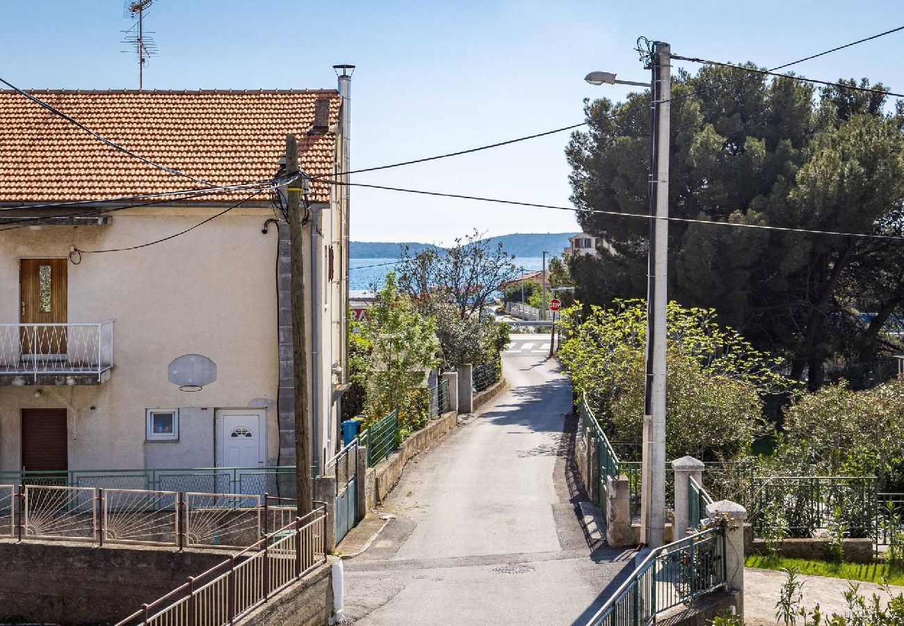 Ferienwohnung in Šibenik-Brodarica - Ferienhaus Roko&Iva - Haus mit drei Schlafzimmern und Meerblick