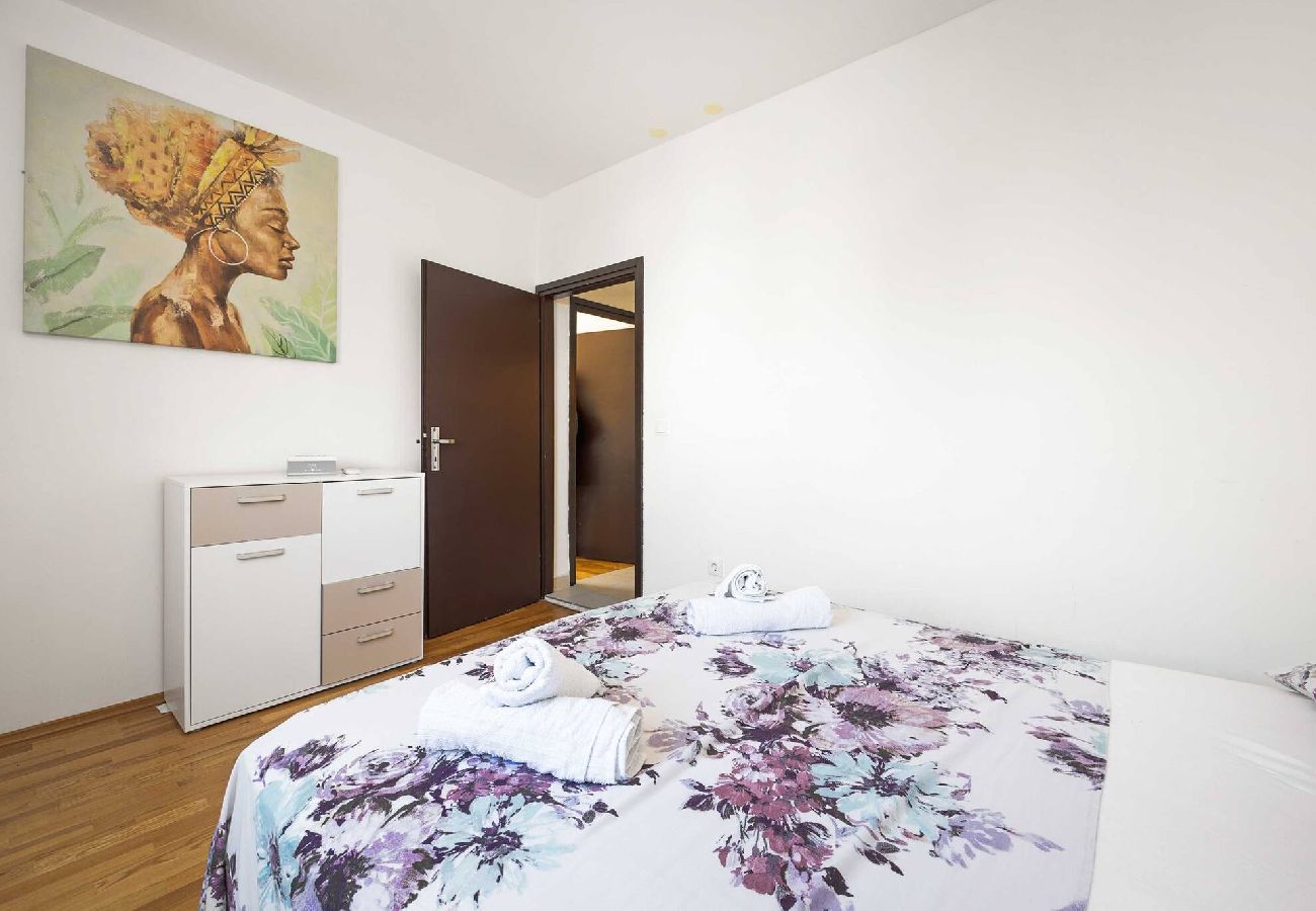 Ferienwohnung in Šibenik-Brodarica - Ferienhaus Roko&Iva - Haus mit drei Schlafzimmern und Meerblick