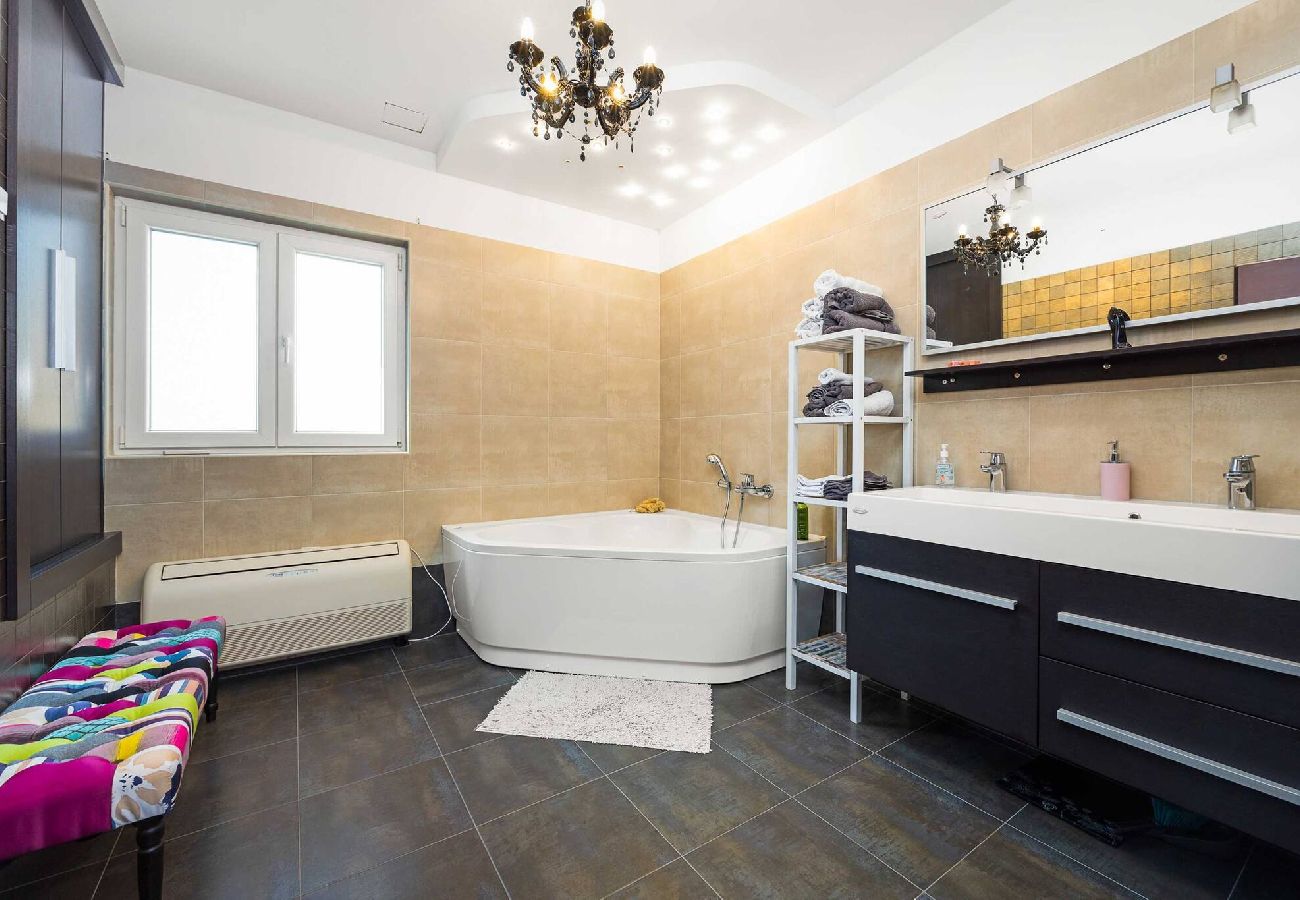 Ferienwohnung in Šibenik-Brodarica - Ferienhaus Roko&Iva - Haus mit drei Schlafzimmern und Meerblick