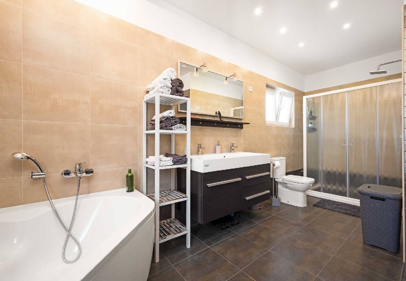 Ferienwohnung in Šibenik-Brodarica - Ferienhaus Roko&Iva - Haus mit drei Schlafzimmern und Meerblick