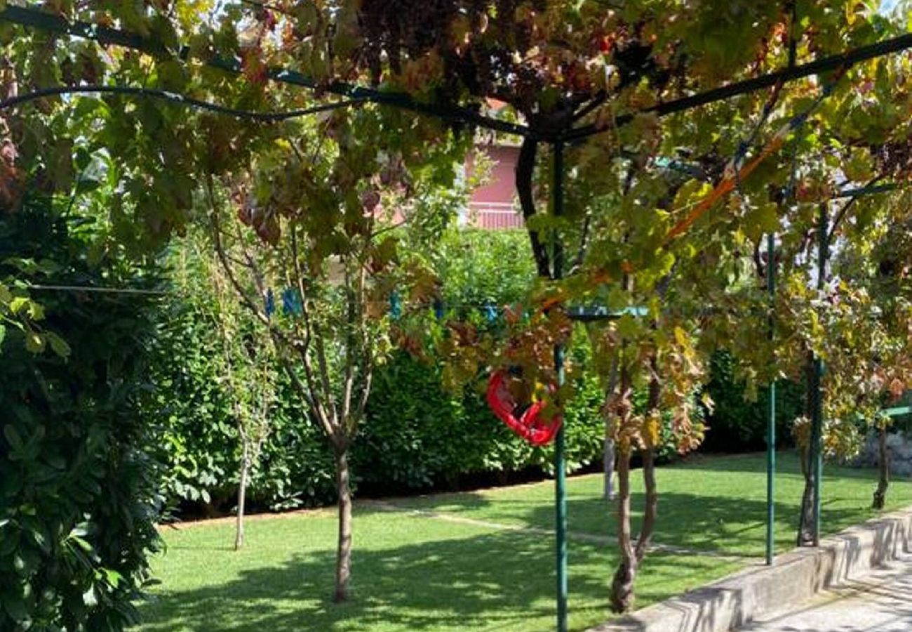 Ferienwohnung in Šibenik-Brodarica - Ferienhaus Roko&Iva - Haus mit drei Schlafzimmern und Meerblick
