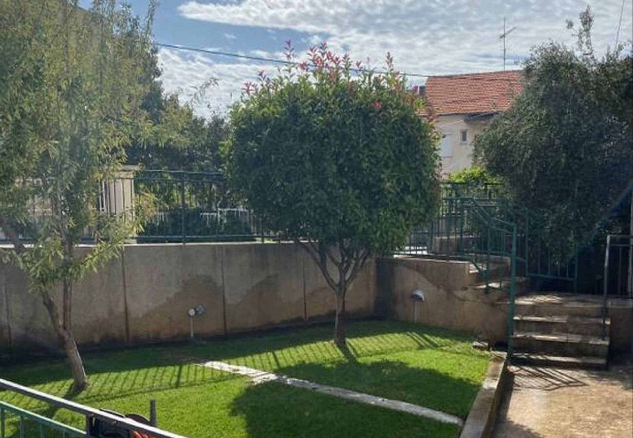 Ferienwohnung in Šibenik-Brodarica - Ferienhaus Roko&Iva - Haus mit drei Schlafzimmern und Meerblick