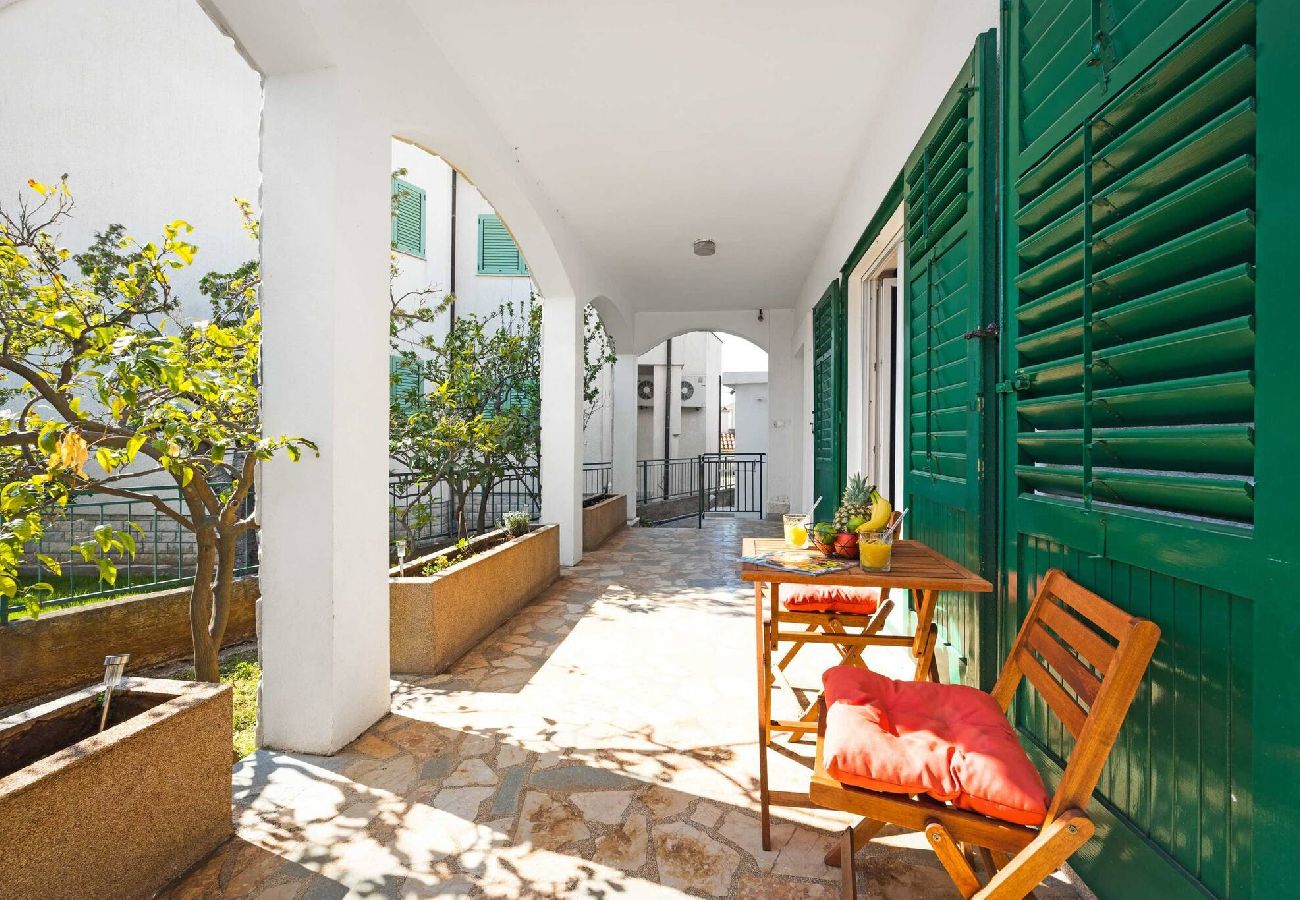 Ferienwohnung in Šibenik-Brodarica - Ferienhaus Roko&Iva - Haus mit drei Schlafzimmern und Meerblick