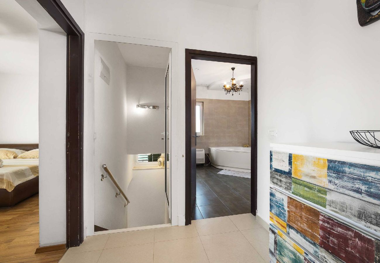 Ferienwohnung in Šibenik-Brodarica - Ferienhaus Roko&Iva - Haus mit drei Schlafzimmern und Meerblick