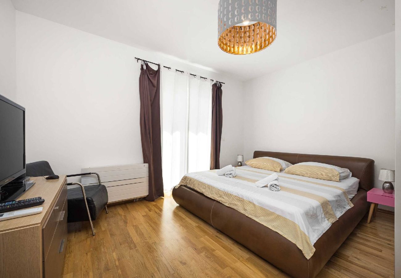 Ferienwohnung in Šibenik-Brodarica - Ferienhaus Roko&Iva - Haus mit drei Schlafzimmern und Meerblick