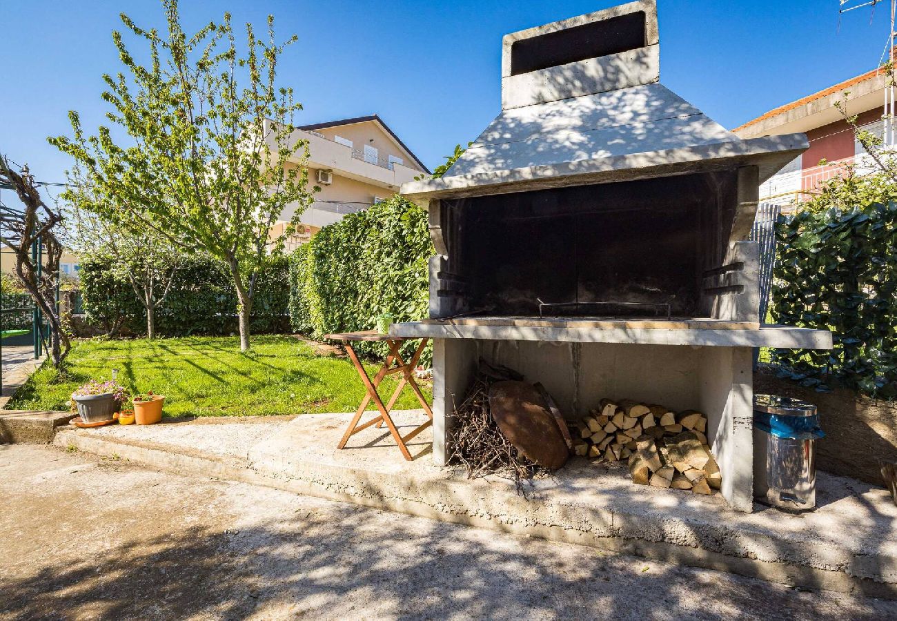 Ferienwohnung in Šibenik-Brodarica - Ferienhaus Roko&Iva - Haus mit drei Schlafzimmern und Meerblick