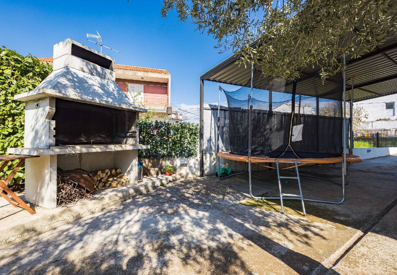 Ferienwohnung in Šibenik-Brodarica - Ferienhaus Roko&Iva - Haus mit drei Schlafzimmern und Meerblick