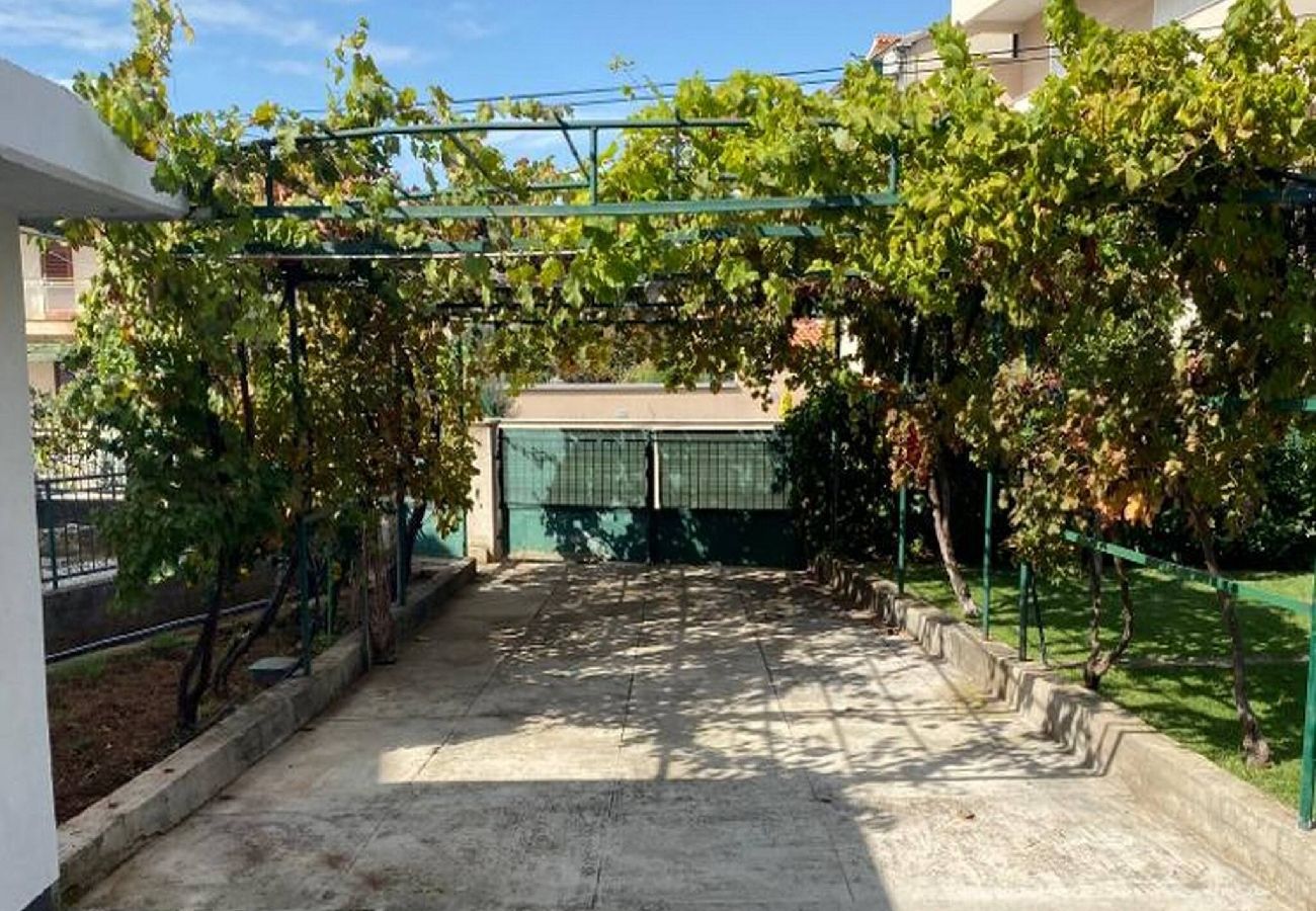 Ferienwohnung in Šibenik-Brodarica - Ferienhaus Roko&Iva - Haus mit drei Schlafzimmern und Meerblick