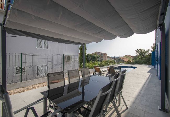 Villa in Šibenik-Brodarica - Villa Blue Chill – Haus mit fünf Schlafzimmern und Swimmingpool Villa in Šibenik-Brodarica - Villa Blue Chill – Haus mit fünf Schlafzimmern und Swimmingpool