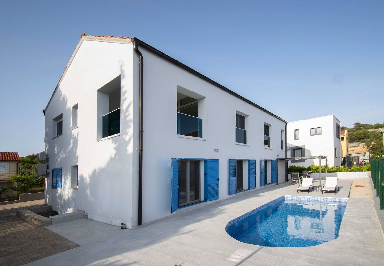 Villa in Šibenik-Brodarica - Villa Blue Chill – Haus mit fünf Schlafzimmern und Swimmingpool