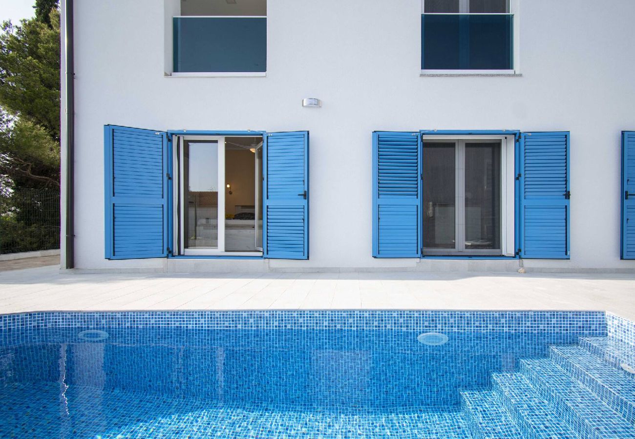 Villa in Šibenik-Brodarica - Villa Blue Chill – Haus mit fünf Schlafzimmern und Swimmingpool
