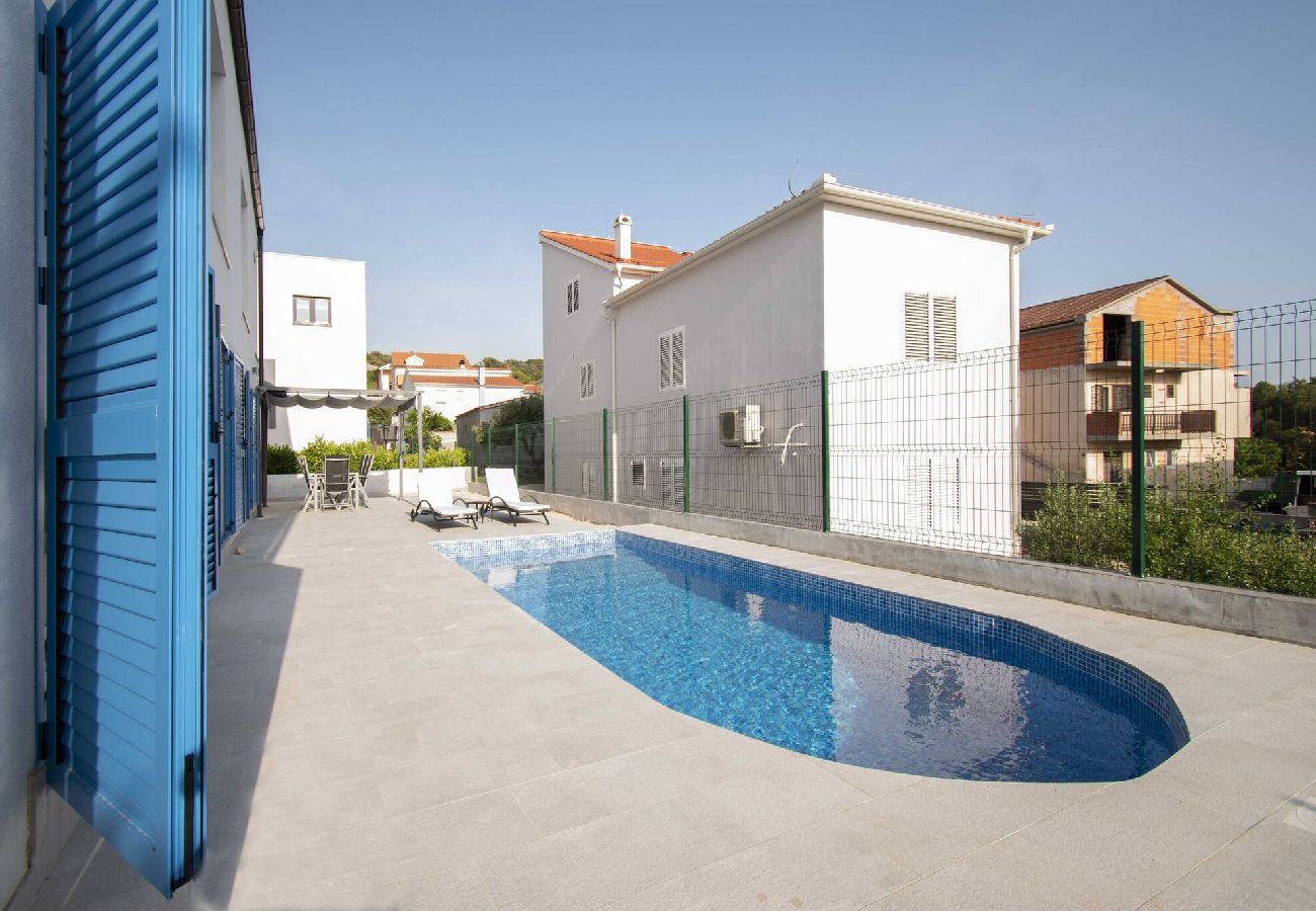 Villa in Šibenik-Brodarica - Villa Blue Chill – Haus mit fünf Schlafzimmern und Swimmingpool