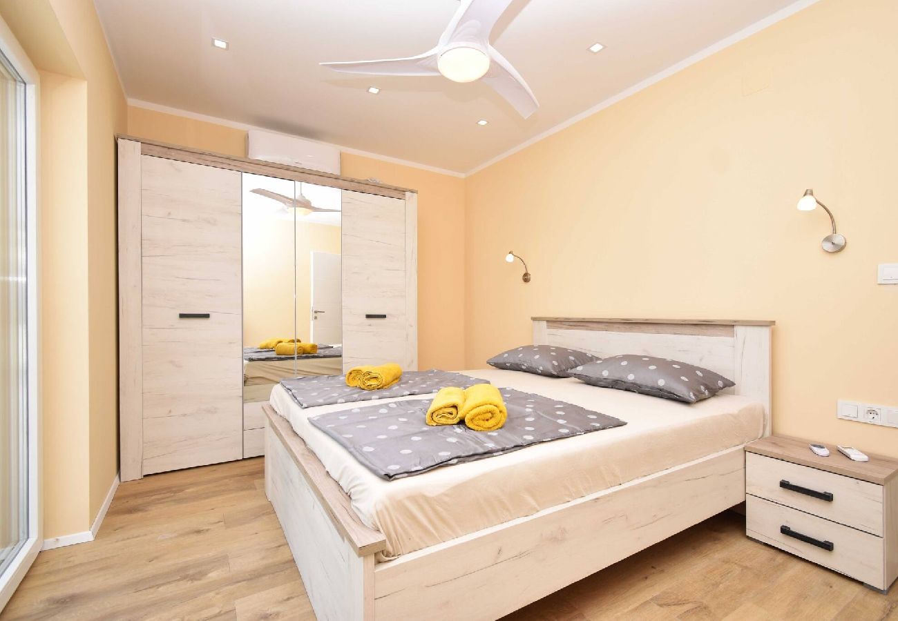 Villa in Šibenik-Brodarica - Villa Blue Chill – Haus mit fünf Schlafzimmern und Swimmingpool
