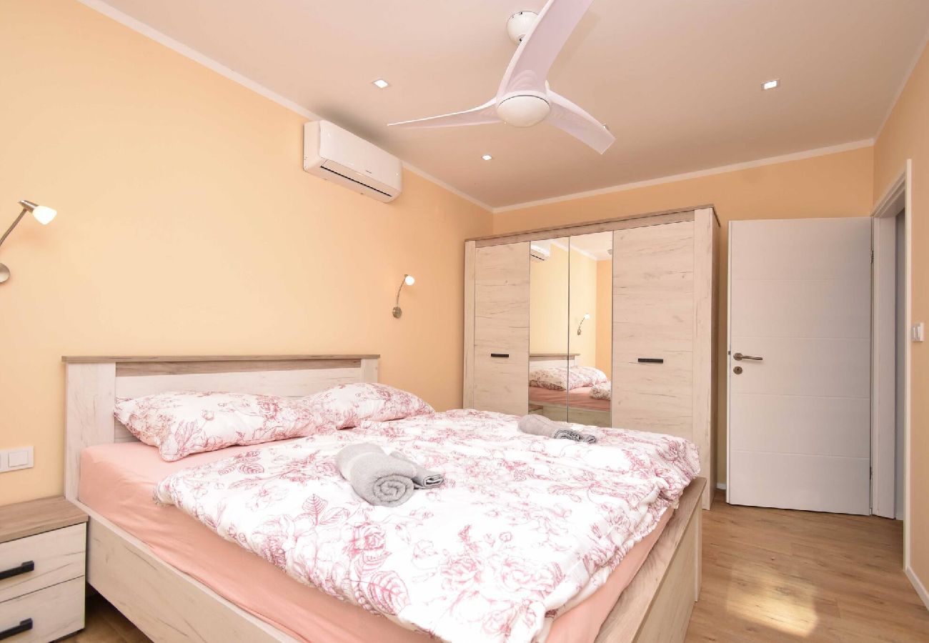 Villa in Šibenik-Brodarica - Villa Blue Chill – Haus mit fünf Schlafzimmern und Swimmingpool