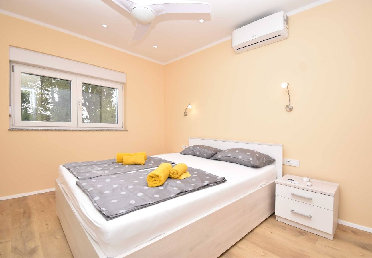 Villa in Šibenik-Brodarica - Villa Blue Chill – Haus mit fünf Schlafzimmern und Swimmingpool
