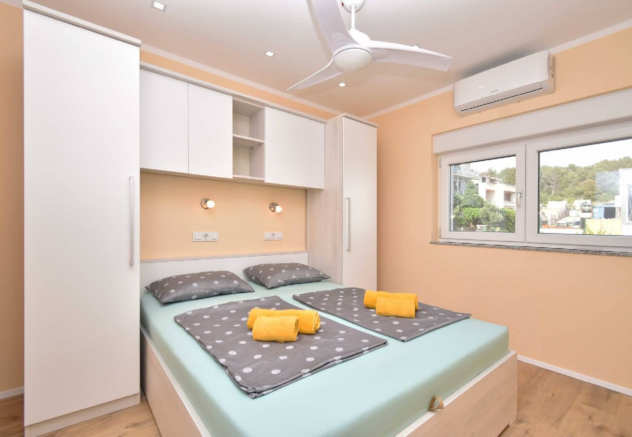 Villa in Šibenik-Brodarica - Villa Blue Chill – Haus mit fünf Schlafzimmern und Swimmingpool