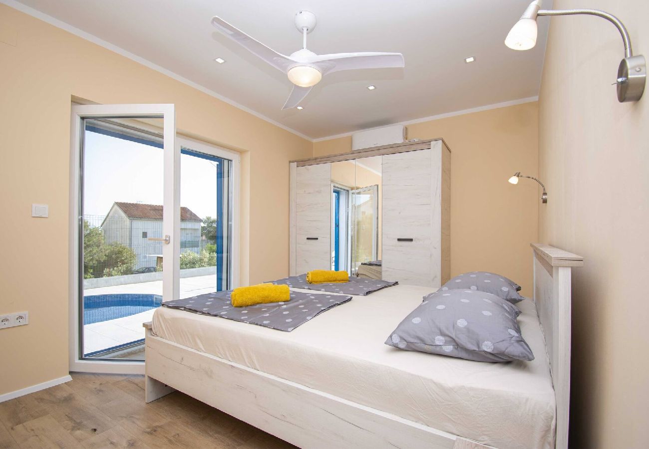 Villa in Šibenik-Brodarica - Villa Blue Chill – Haus mit fünf Schlafzimmern und Swimmingpool