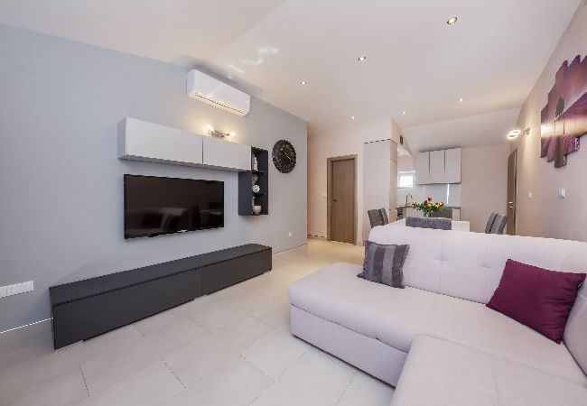 Ferienwohnung in Šibenik-Brodarica - Apartments Savin - two bedroom apartment with a sea view Ferienwohnung in Šibenik-Brodarica - Apartments Savin - two bedroom apartment with a sea view