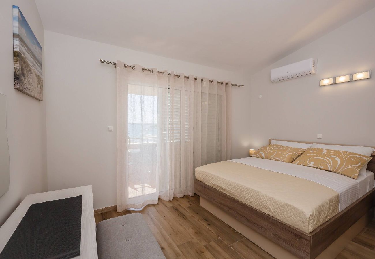 Ferienwohnung in Šibenik-Brodarica - Apartments Savin - two bedroom apartment with a sea view