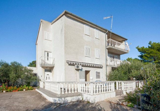 Ferienwohnung in Šibenik-Brodarica - Apartments Zdenka - two bedroom apartment with a terrace A1 Ferienwohnung in Šibenik-Brodarica - Apartments Zdenka - two bedroom apartment with a terrace A1