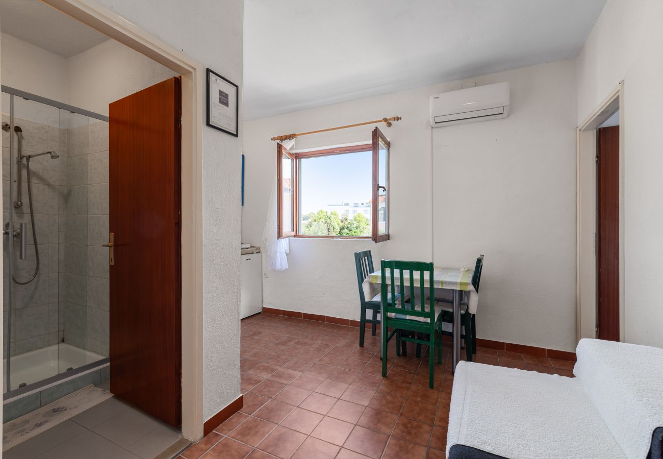 Ferienwohnung in Šibenik-Brodarica - Apartments Bruna - blau A2