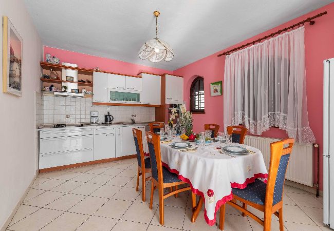 Ferienwohnung in Šibenik-Brodarica - Apartments Barbarella - Apartment mit zwei Schlafzimmern und Gartenblick A1 Ferienwohnung in Šibenik-Brodarica - Apartments Barbarella - Apartment mit zwei Schlafzimmern und Gartenblick A1