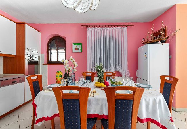 Ferienwohnung in Šibenik-Brodarica - Apartments Barbarella - Apartment mit zwei Schlafzimmern und Gartenblick A1 Ferienwohnung in Šibenik-Brodarica - Apartments Barbarella - Apartment mit zwei Schlafzimmern und Gartenblick A1