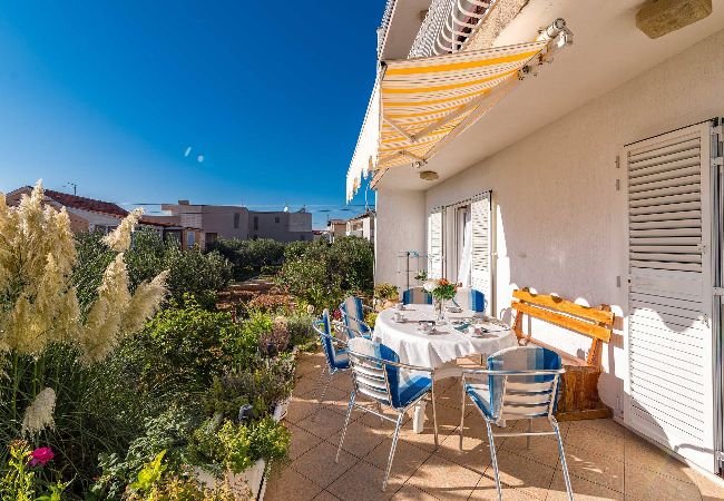 Ferienwohnung in Šibenik-Brodarica - Apartments Barbarella - Apartment mit zwei Schlafzimmern und Gartenblick A1 Ferienwohnung in Šibenik-Brodarica - Apartments Barbarella - Apartment mit zwei Schlafzimmern und Gartenblick A1