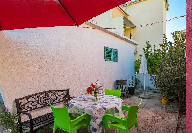 Ferienwohnung in Šibenik-Brodarica - Apartments Barbarella - Apartment mit zwei Schlafzimmern und Gartenblick A1 Ferienwohnung in Šibenik-Brodarica - Apartments Barbarella - Apartment mit zwei Schlafzimmern und Gartenblick A1