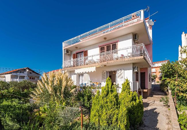 Ferienwohnung in Šibenik-Brodarica - Apartments Barbarella - Apartment mit zwei Schlafzimmern und Gartenblick A1 Ferienwohnung in Šibenik-Brodarica - Apartments Barbarella - Apartment mit zwei Schlafzimmern und Gartenblick A1