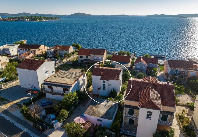 Ferienwohnung in Šibenik-Brodarica - Apartments Barbarella - Apartment mit zwei Schlafzimmern und Gartenblick A1 Ferienwohnung in Šibenik-Brodarica - Apartments Barbarella - Apartment mit zwei Schlafzimmern und Gartenblick A1