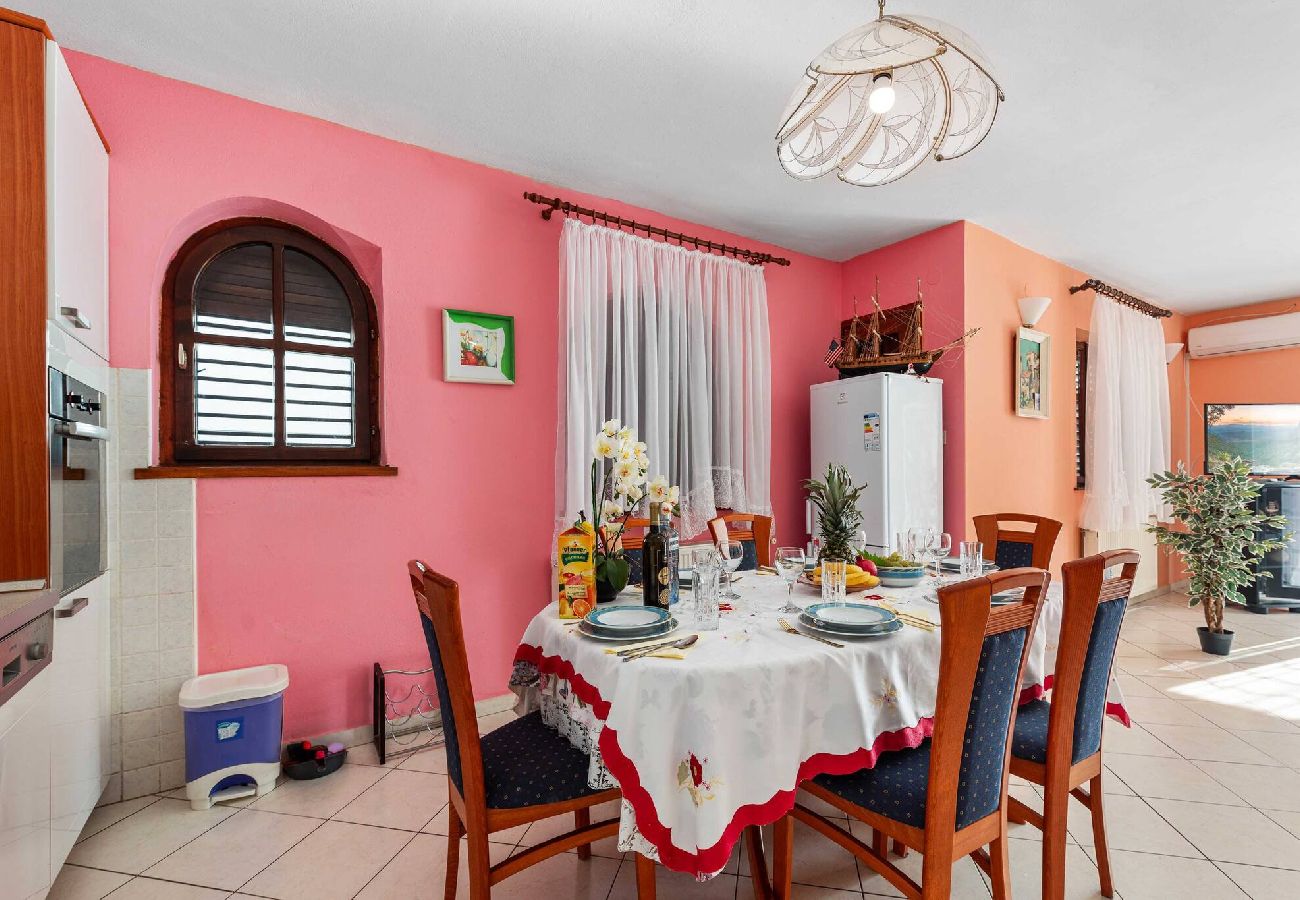 Ferienwohnung in Šibenik-Brodarica - Apartments Barbarella - Apartment mit zwei Schlafzimmern und Gartenblick A1