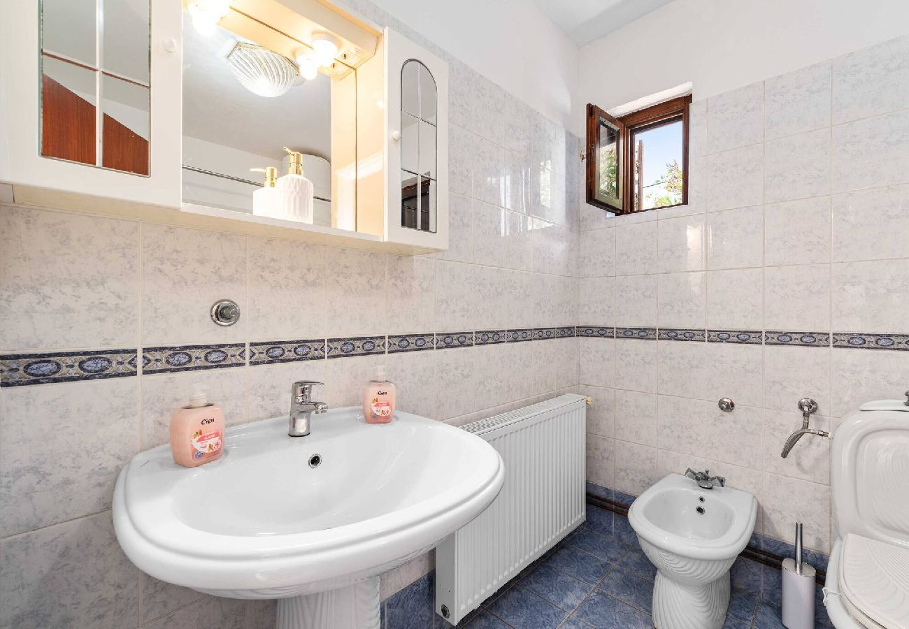 Ferienwohnung in Šibenik-Brodarica - Apartments Barbarella - Apartment mit zwei Schlafzimmern und Gartenblick A1