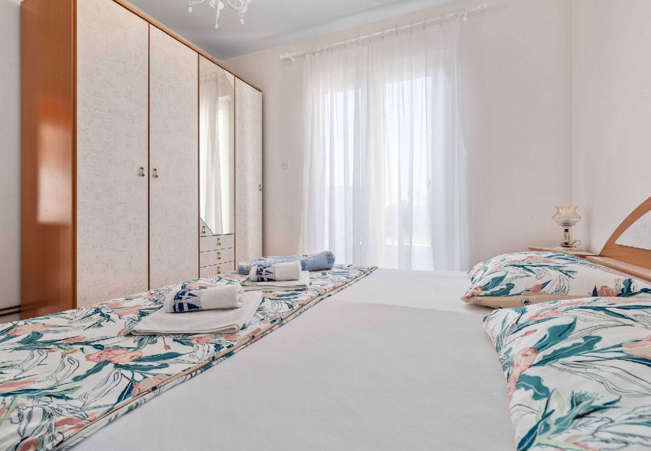 Ferienwohnung in Šibenik-Brodarica - Apartments Barbarella - Apartment mit zwei Schlafzimmern und Gartenblick A1