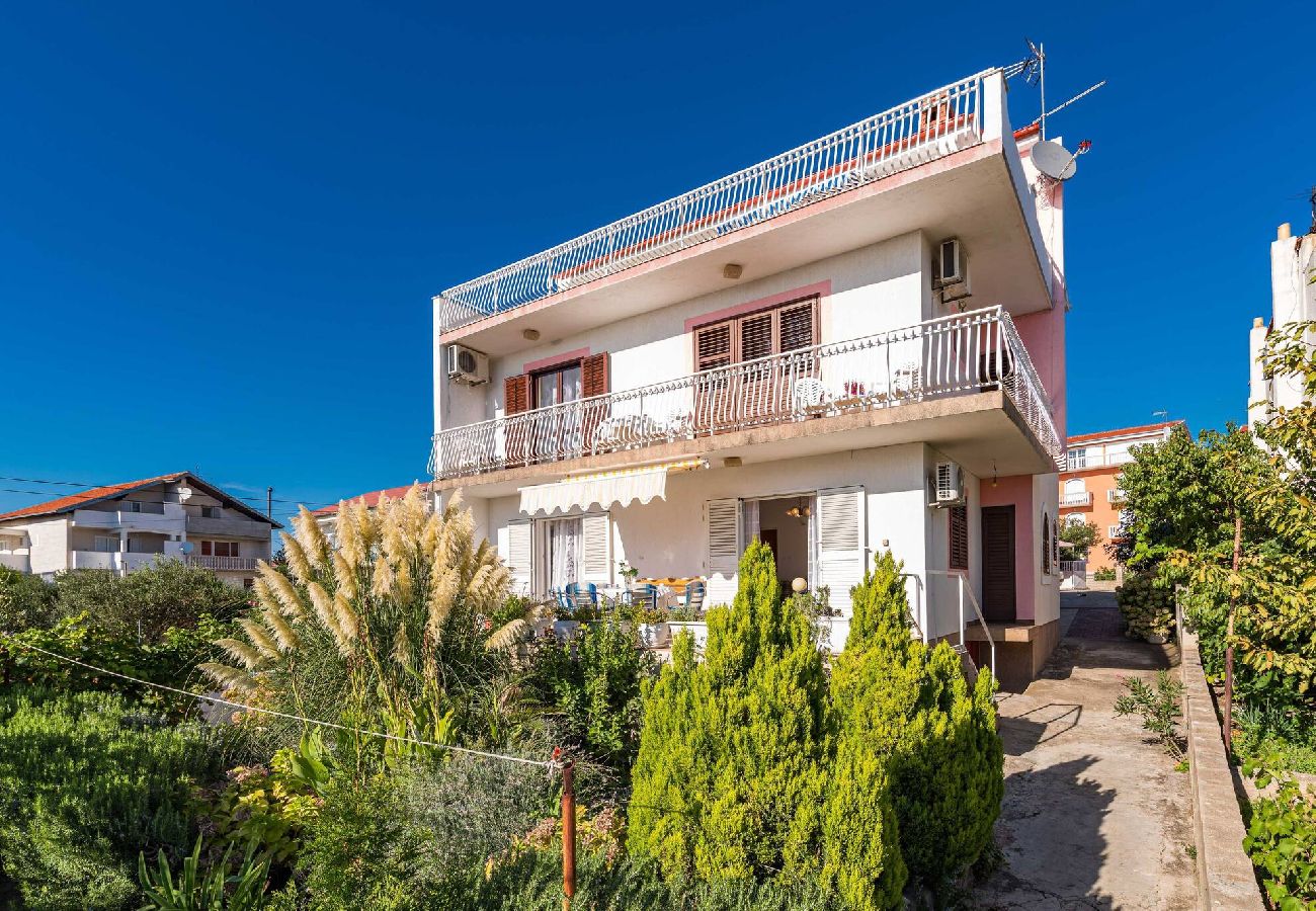Ferienwohnung in Šibenik-Brodarica - Apartments Barbarella - Apartment mit zwei Schlafzimmern und Gartenblick A1