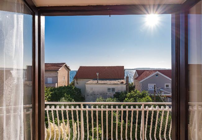 Ferienwohnung in Šibenik-Brodarica - Apartments Barbarella - Drei-Zimmer-Wohnung mit Meerblick A2 Ferienwohnung in Šibenik-Brodarica - Apartments Barbarella - Drei-Zimmer-Wohnung mit Meerblick A2