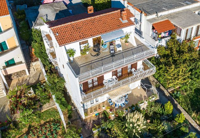 Ferienwohnung in Šibenik-Brodarica - Apartments Barbarella - Drei-Zimmer-Wohnung mit Meerblick A2 Ferienwohnung in Šibenik-Brodarica - Apartments Barbarella - Drei-Zimmer-Wohnung mit Meerblick A2