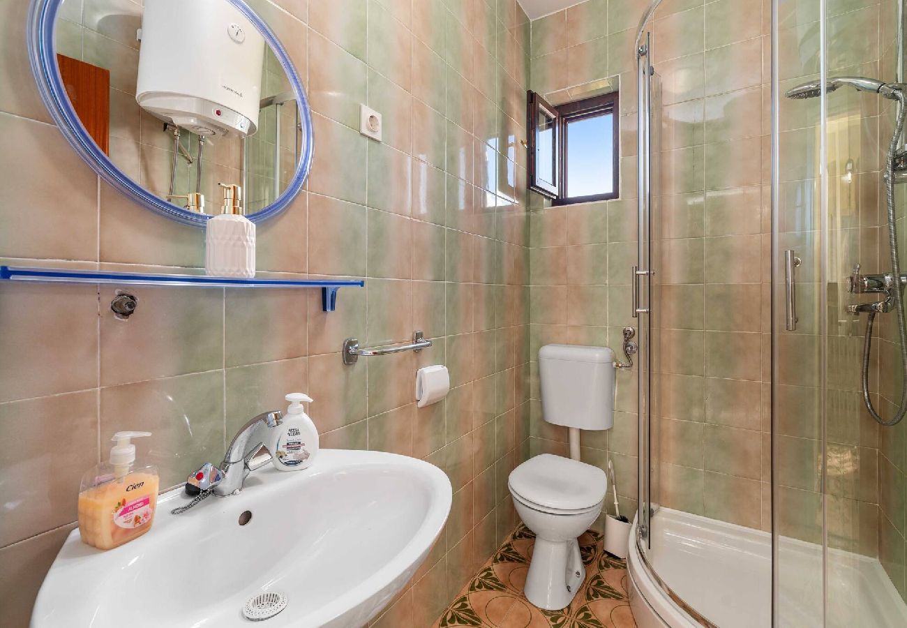 Ferienwohnung in Šibenik-Brodarica - Apartments Barbarella - Drei-Zimmer-Wohnung mit Meerblick A2