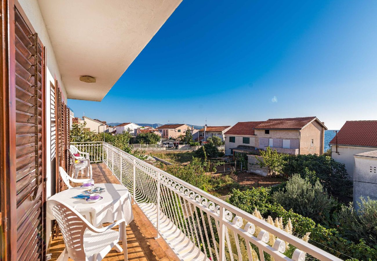 Ferienwohnung in Šibenik-Brodarica - Apartments Barbarella - Drei-Zimmer-Wohnung mit Meerblick A2