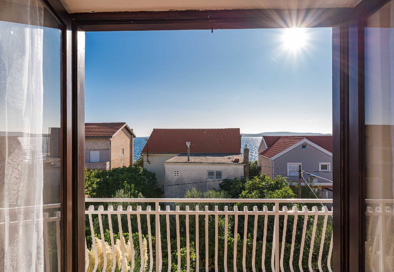 Ferienwohnung in Šibenik-Brodarica - Apartments Barbarella - Drei-Zimmer-Wohnung mit Meerblick A2