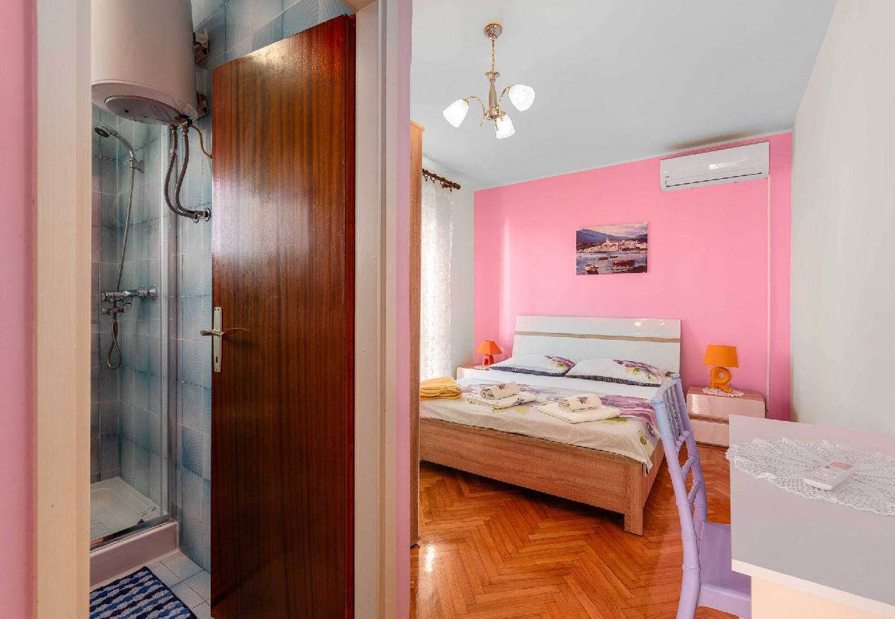 Ferienwohnung in Šibenik-Brodarica - Apartments Barbarella - Drei-Zimmer-Wohnung mit Meerblick A2