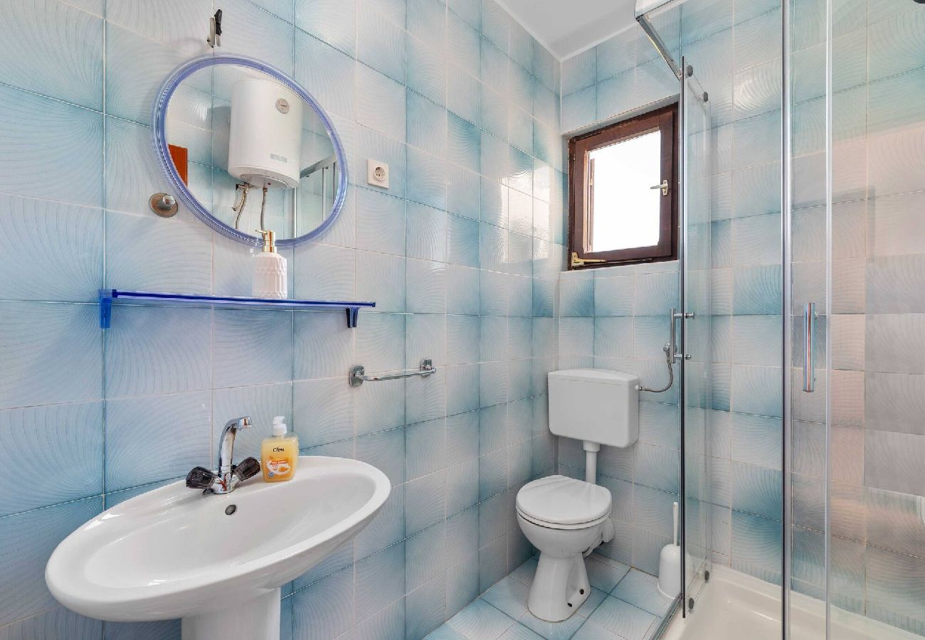 Ferienwohnung in Šibenik-Brodarica - Apartments Barbarella - Drei-Zimmer-Wohnung mit Meerblick A2