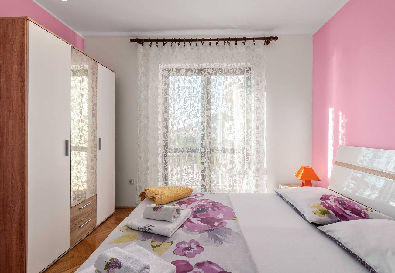 Ferienwohnung in Šibenik-Brodarica - Apartments Barbarella - Drei-Zimmer-Wohnung mit Meerblick A2