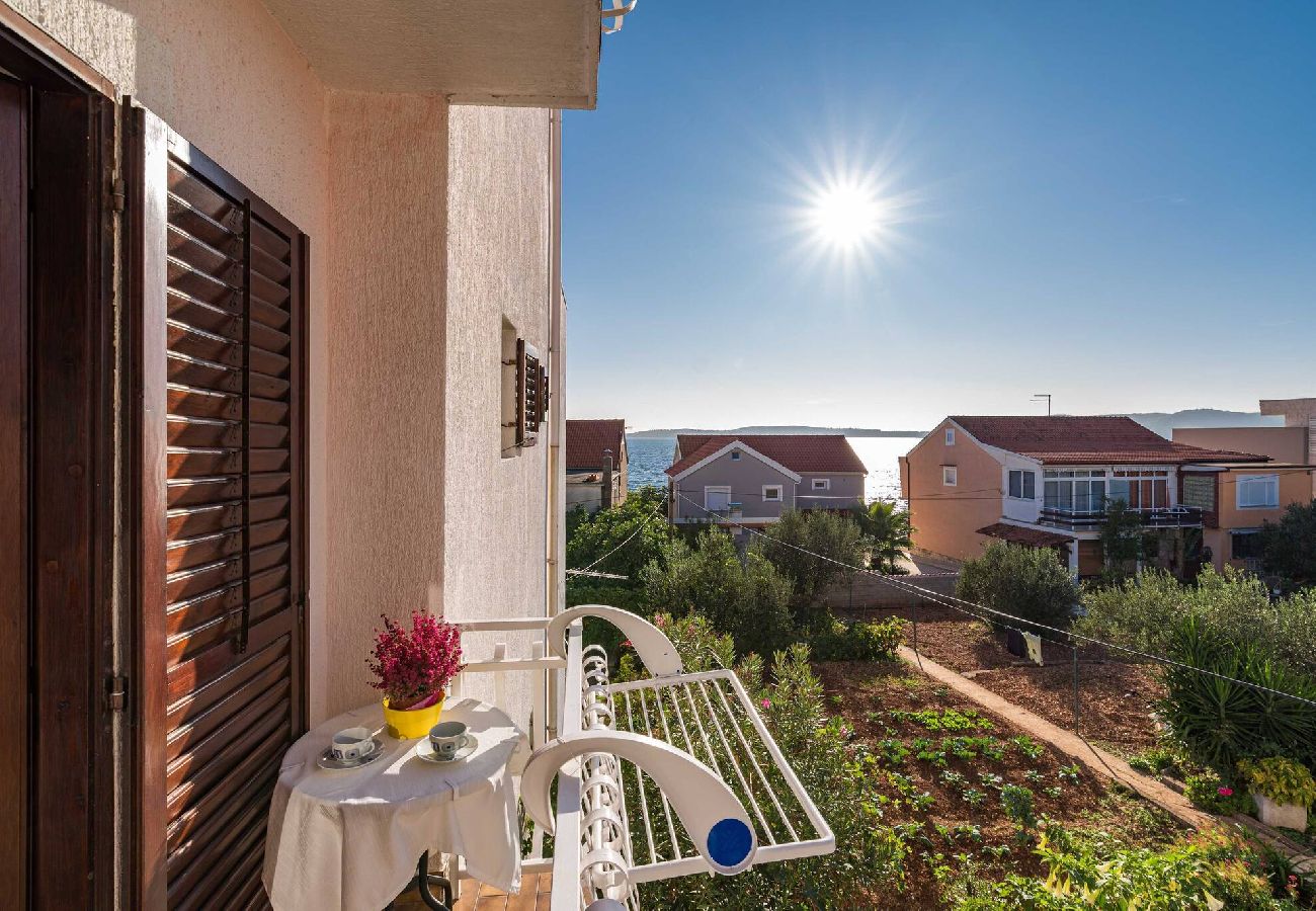 Ferienwohnung in Šibenik-Brodarica - Apartments Barbarella - Drei-Zimmer-Wohnung mit Meerblick A2