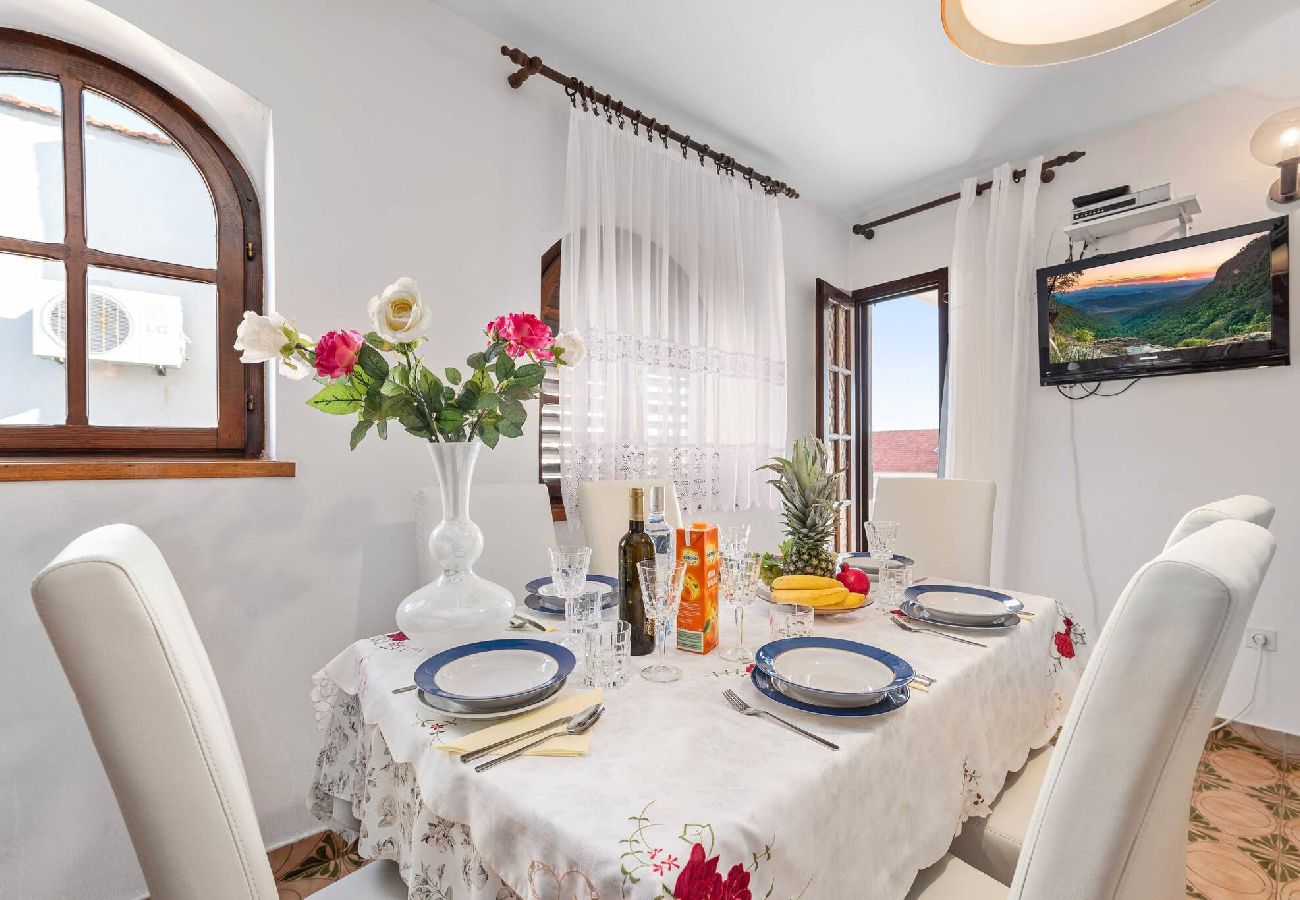 Ferienwohnung in Šibenik-Brodarica - Apartments Barbarella - Drei-Zimmer-Wohnung mit Meerblick A2