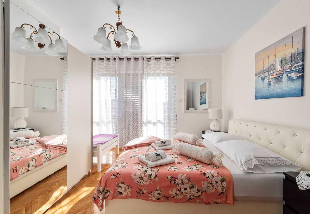 Ferienwohnung in Šibenik-Brodarica - Apartments Barbarella - Drei-Zimmer-Wohnung mit Meerblick A2